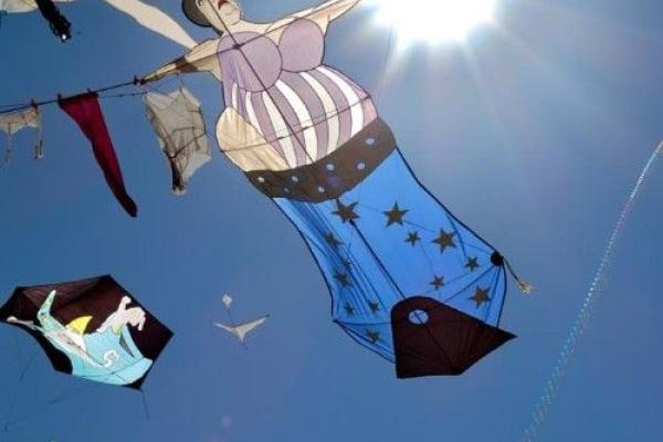 « Des kites survolent les quais »