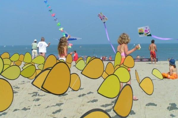 « Des kites survolent les quais »