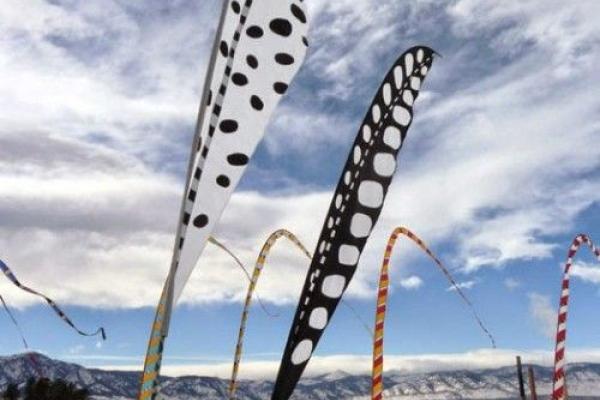 « Des kites survolent les quais »