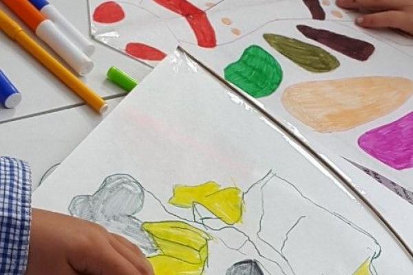 « Des kites survolent les quais »
