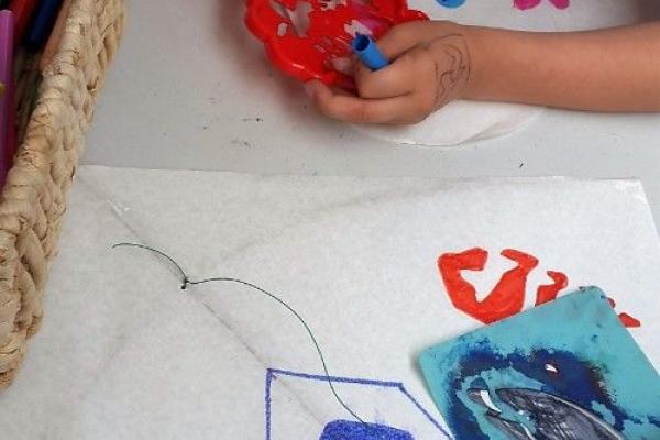 « Des kites survolent les quais »