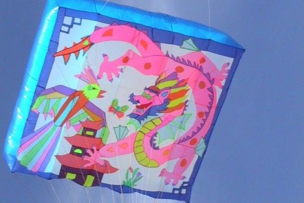 « Des kites survolent les quais »