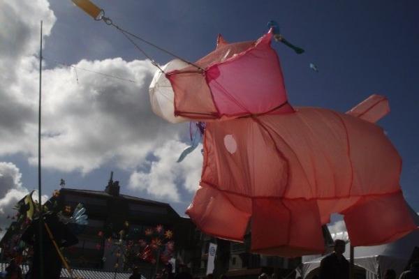 « Des kites survolent les quais »