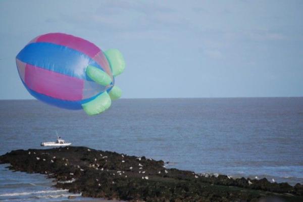 « Des kites survolent les quais »