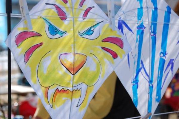 « Des kites survolent les quais »