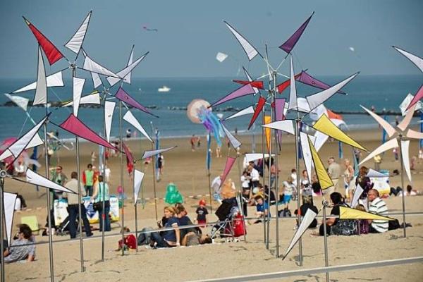 « Des kites survolent les quais »