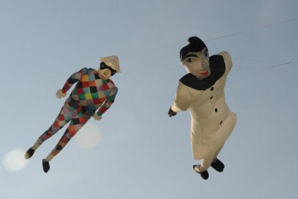 « Des kites survolent les quais »