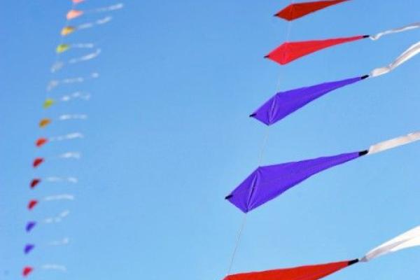 « Des kites survolent les quais »