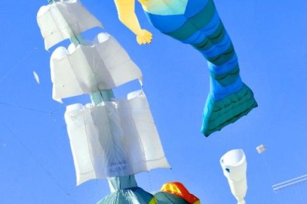 « Des kites survolent les quais »
