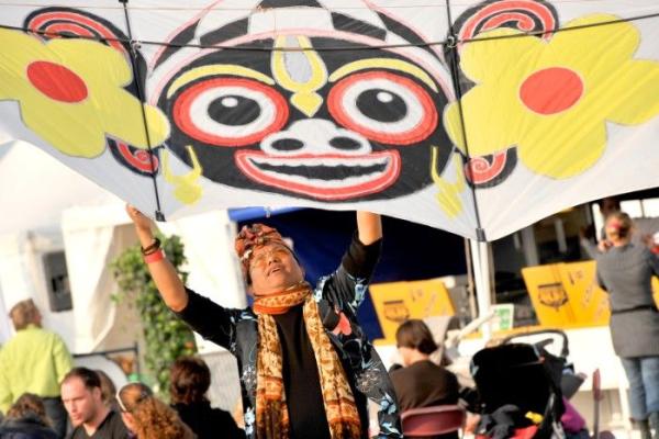 « Des kites survolent les quais »