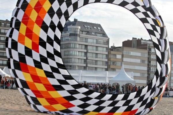 « Des kites survolent les quais »