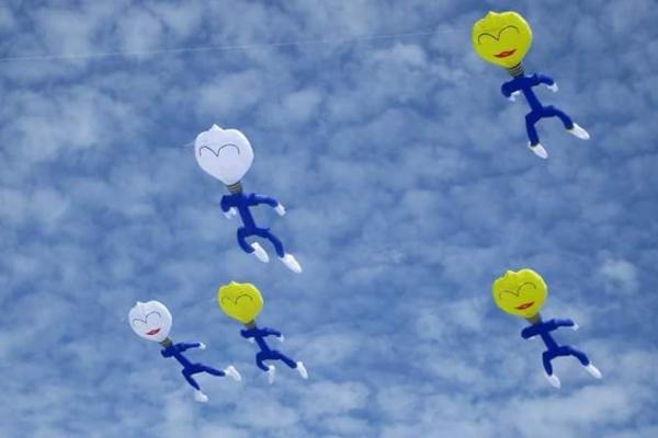 « Des kites survolent les quais »