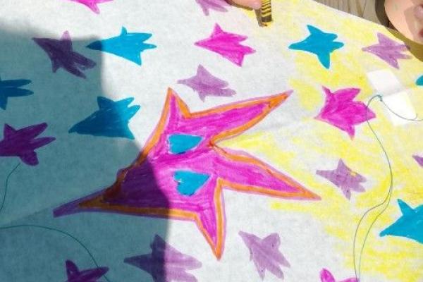 « Des kites survolent les quais »