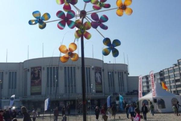 « Des kites survolent les quais »