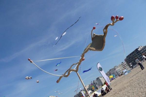 « Des kites survolent les quais »