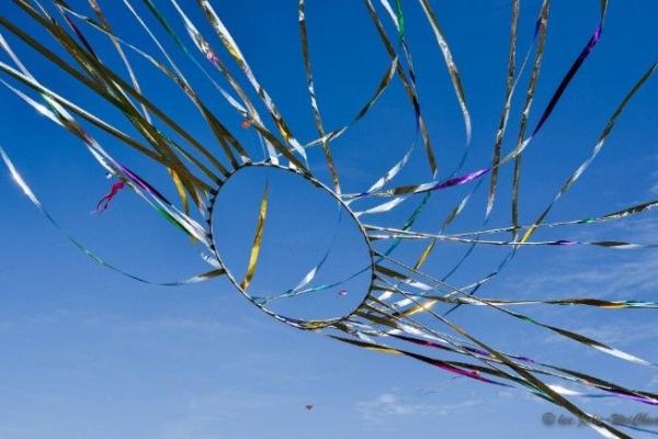 « Des kites survolent les quais »