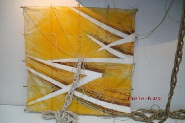 « Des kites survolent les quais »