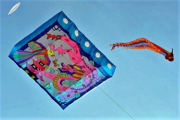 « Des kites survolent les quais »