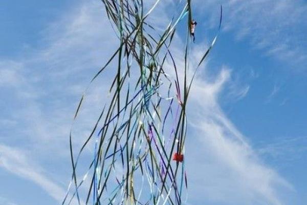 « Des kites survolent les quais »