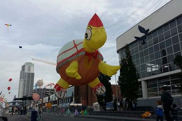 « Des kites survolent les quais »
