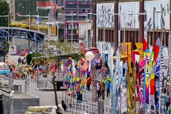 « Des kites survolent les quais »