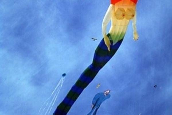« Des kites survolent les quais »