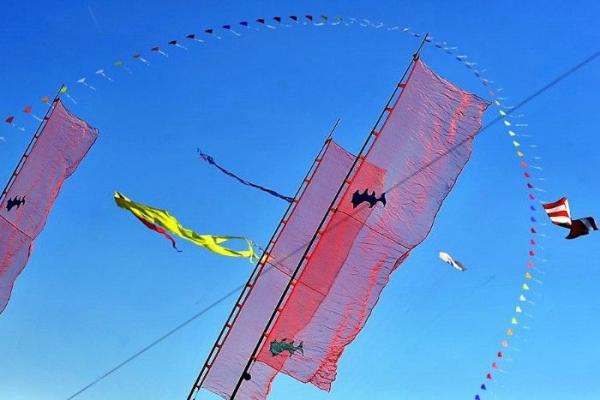 « Des kites survolent les quais »